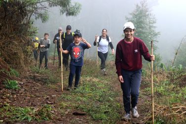 Caminhada do Km 13 &eacute; realizada mesmo com chuva e evento surpreende participantes