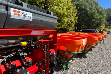 Governo do Estado entrega equipamentos agr&iacute;colas para Porto Uni&atilde;o e Matos Costa