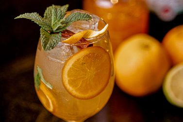 &ldquo;Aurora C&iacute;trica&rdquo;: receita do Hotel 10 combina laranja, lim&atilde;o, menta e canela