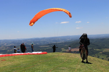 Encontro de Parapente ter&aacute; voos abertos ao p&uacute;blico em mar&ccedil;o