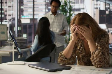Trabalhar demais pode adoecer: entenda a S&iacute;ndrome de Burnout
