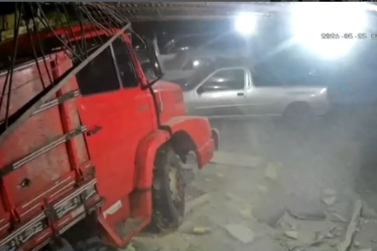 Caminh&atilde;o invade loja de ve&iacute;culos no bairro Rocio em Uni&atilde;o da Vit&oacute;ria 