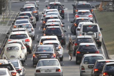 Com IPVA mais barato, n&uacute;mero de motoristas que quitaram tributo cresce 12% no Paran&aacute;