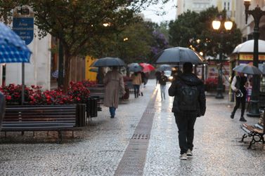 Fim de semana ser&aacute; gelado e com chuva em boa parte do Paran&aacute;, prev&ecirc; Simepar