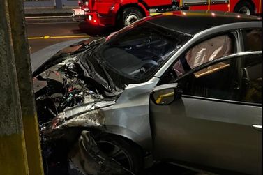 Madrugada em Canoinhas &eacute; marcada por forte colis&atilde;o e fuga de motorista