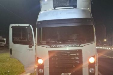 PM aborda em General Carneiro caminh&atilde;o suspeito de ter causado acidente com &oacute;bito 