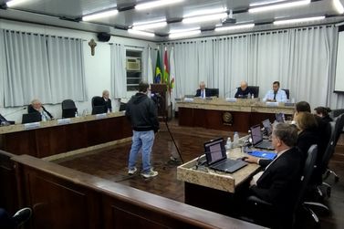 Poss&iacute;vel retirada de algumas fam&iacute;lias no Morro da Cruz, IPTU e inclus&atilde;o marcam sess&atilde;o
