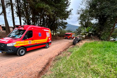 Acidente deixa tr&ecirc;s adolescentes feridos em estrada do interior de Irine&oacute;polis