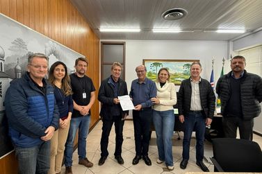 Ary Carneiro Jr. entrega ordem de servi&ccedil;o para revitaliza&ccedil;&atilde;o da Avenida Bento Munhoz 