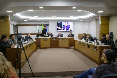 C&acirc;mara aprova quatro projetos e debate sobre o PL do banco de horas dos servidores 
