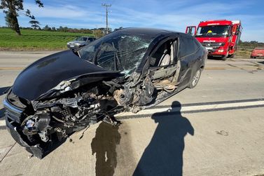Colis&atilde;o entre dois carros deixa seis pessoas feridas na SC-477, em Canoinhas
