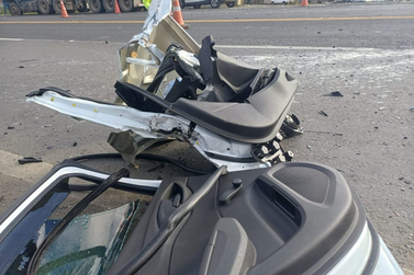 Motorista fica preso nas ferragens ap&oacute;s colis&atilde;o entre carro e caminh&atilde;o na BR-277