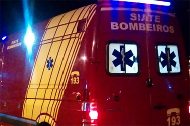 Mulher fica ferida ap&oacute;s carro bater em poste em Uni&atilde;o da Vit&oacute;ria