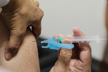 Vacina&ccedil;&atilde;o contra a gripe no Paran&aacute; ser&aacute; aberta para p&uacute;blico em geral a partir de segunda