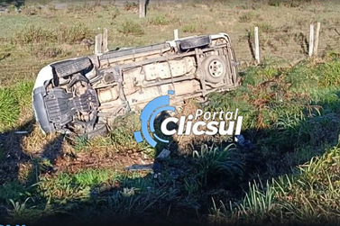 Caminhonete de Paula Freitas capota na PR-151 e motorista fica ferido
