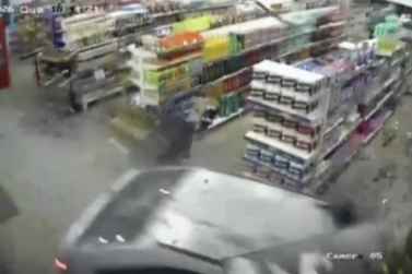 Carro invade mercado em Bituruna e motorista &eacute; levada ao hospital; veja v&iacute;deo