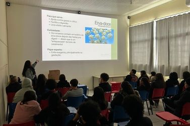 Farm&aacute;cia Viva leva orienta&ccedil;&otilde;es sobre fitoterapia a estudantes da escola Baldu&iacute;no Cardoso