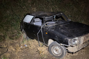 Fiat Uno sai da pista e &eacute; encontrado abandonado &agrave;s margens da BR-153, em Mallet