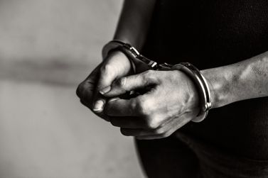 Homem &eacute; preso por mandado judicial e outro por amea&ccedil;ar familiares com facas