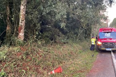 M&atilde;e e filha s&atilde;o socorridas ap&oacute;s sa&iacute;da de pista na BR-280, em Porto Uni&atilde;o