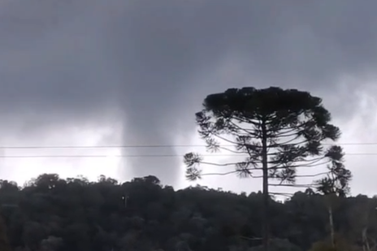 Poss&iacute;vel tornado &eacute; registrado pr&oacute;ximo a Cruz Machado e assusta moradores; veja v&iacute;deo