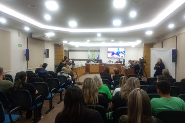 Agosto Laranja e visita da APAE s&atilde;o destaques da 25&ordf; Sess&atilde;o da C&acirc;mara dos Vereadores 