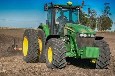 Alunos dos col&eacute;gios agr&iacute;colas do Paran&aacute; poder&atilde;o operar tratores com supervis&atilde;o 