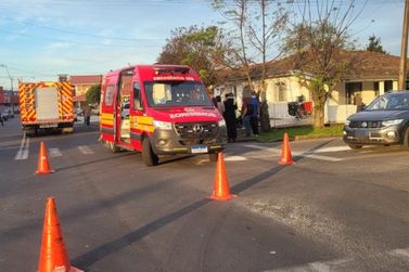 Colis&atilde;o entre caminh&atilde;o e moto deixa dois jovens feridos em Porto Uni&atilde;o