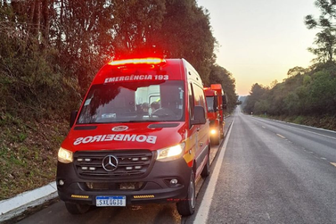 Motorista &eacute; resgatado ap&oacute;s carro capotar na BR-280 em Tr&ecirc;s Barras