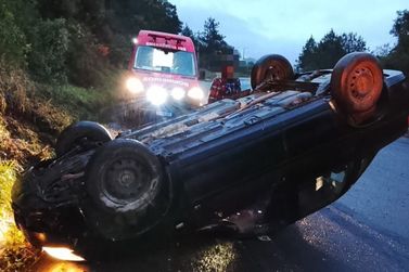 Carro capota na SC-135, em Porto Uni&atilde;o, e motorista n&atilde;o fica ferido