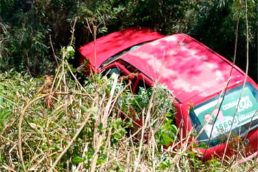 Carro sai da pista e deixa quatro pessoas feridas na SC-135, em Calmon