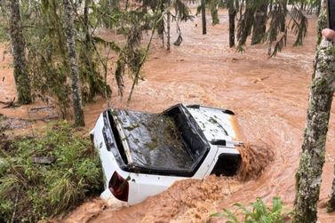 Camionete &eacute; arrastada pela correnteza em Cruz Machado