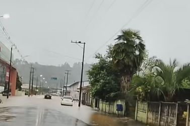 Chuva intensa provoca alagamentos em ruas e invade casas em Cruz Machado