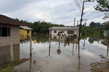 Fam&iacute;lias de Tr&ecirc;s Barras voltam para abrigos com nova cheia do rio Canoinhas