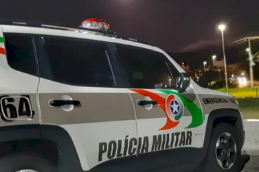 Mulher &eacute; amea&ccedil;ada de morte pelo companheiro em Matos Costa