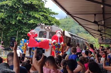 Papai Noel chega de trem e faz a alegria das crianças em cidades da região