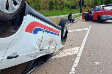Carro da saúde de Tapiratiba capota com dois pacientes em acidente na SP-344