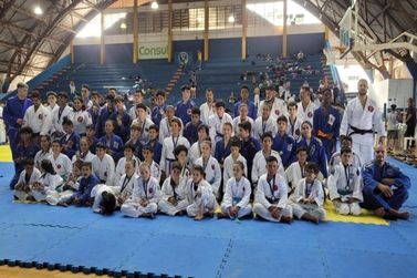 Judocas de Vargem conquistam quase 100 medalhas em torneio