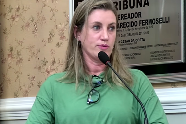 Diretora de Educa&ccedil;&atilde;o Ranata Ta&uacute; responde vereadores sobre piso, faltas e uniformes.