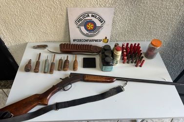 Homem &eacute; detido ap&oacute;s PM encontrar espingarda em s&iacute;tio