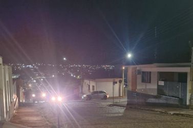 Caminh&atilde;o danifica fia&ccedil;&atilde;o no centro de Vargem Grande do Sul