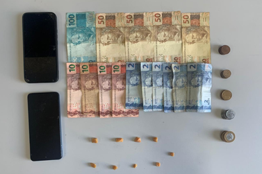 Dupla &eacute; presa com crack e dinheiro durante patrulhamento em Vargem Grande do Sul