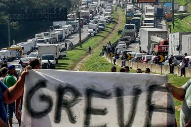 Greve dos caminhoneiros coloca em alerta regi&atilde;o com quase mil transportadores