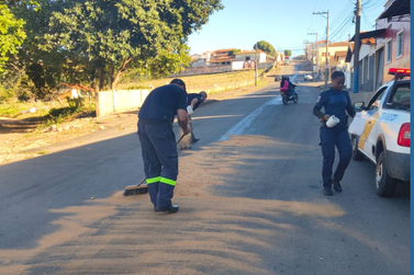 &Oacute;leo diesel esparramado no Morro da Lori p&otilde;e em risco seguran&ccedil;a de motoristas