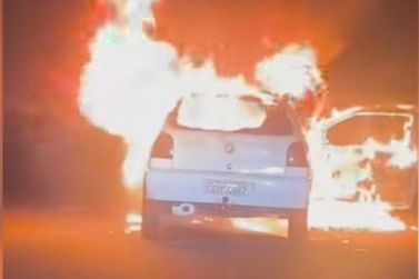 Carro pega fogo em estrada rural de Divinol&acirc;ndia e deixa um ferido