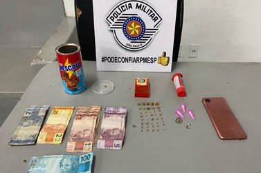 Homem &eacute; preso por tr&aacute;fico de drogas ap&oacute;s motorista de aplicativo acionar a PM em Vargem
