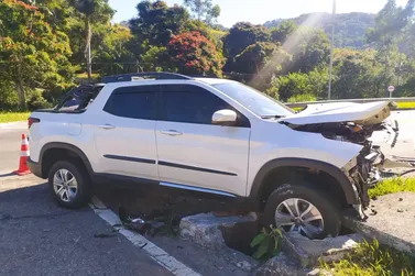 Acidente entre dois carros deixa uma pessoa ferida na Lúcio Meira, em Vassouras