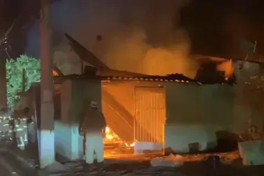 Casa pega fogo em Barra Mansa