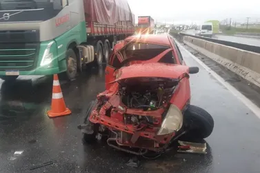 Ônibus bate em carro abandonado por motorista na Via Dutra, em Itatiaia