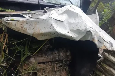 Van cai em ribanceira e motorista fica gravemente ferido na Rio-Santos, em Angra